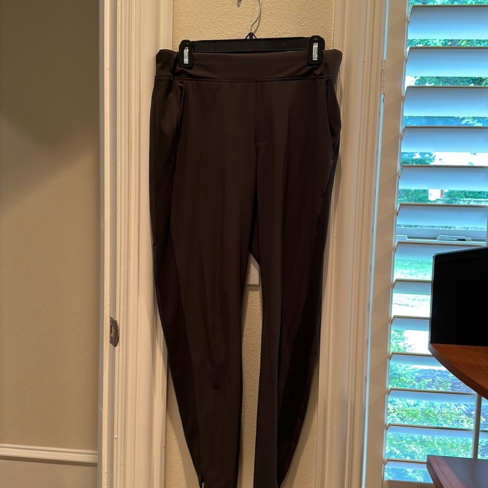 Athleta traveling pant Grey in colors size 8